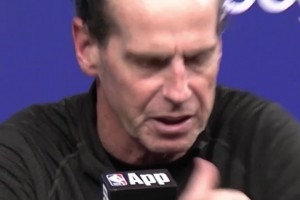 骑士主帅谈施罗德发挥：他打过很多关键时刻！他适合打这种比赛！